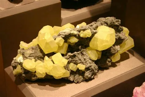  Sulfur: อัญมณีสีเหลืองสำหรับอุตสาหกรรมและการเกษตร!